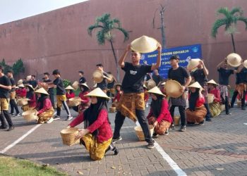 Warga Tanggulangin Antusias Sambut Tari ‘Tani Siring’ Karya SMA Negeri 1 Porong