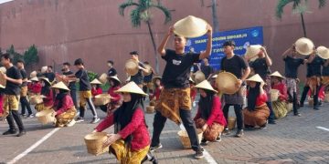 Warga Tanggulangin Antusias Sambut Tari ‘Tani Siring’ Karya SMA Negeri 1 Porong