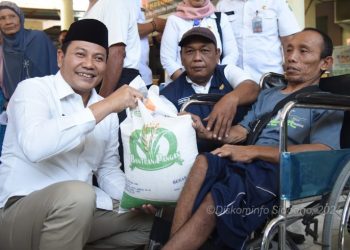 Plt Bupati Sidoarjo Subandi Keliling Desa Salurkan Bantuan Beras Secara Masif