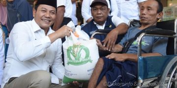Plt Bupati Sidoarjo Subandi Keliling Desa Salurkan Bantuan Beras Secara Masif