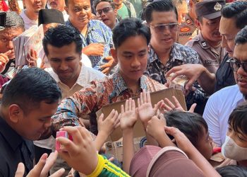 Gibran, Emil Dardak dan Hendy Setiono Bagikan Susu Gratis di Surabaya