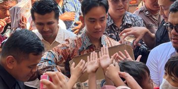 Gibran, Emil Dardak dan Hendy Setiono Bagikan Susu Gratis di Surabaya