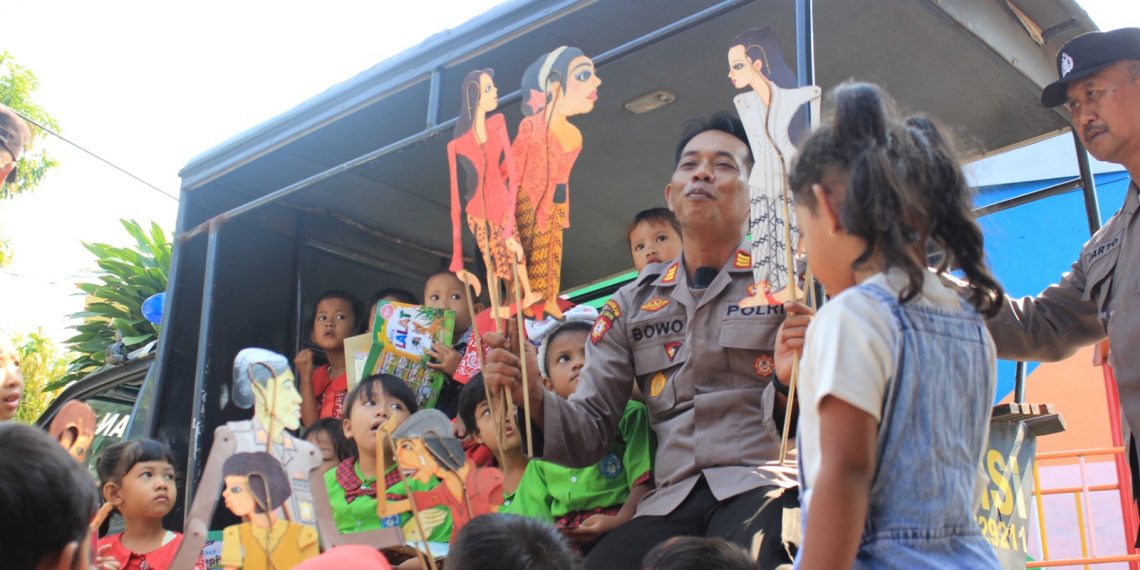 Kapolsek Plemahan, AKP Bowo Wicaksono Berikan Edukasi Pencegahan Bullying Lewat Wayang