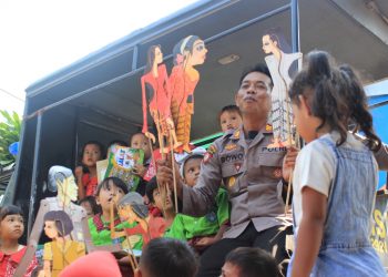 Kapolsek Plemahan, AKP Bowo Wicaksono Berikan Edukasi Pencegahan Bullying Lewat Wayang