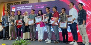 KPU Serahkan Hadiah Total Rp 70 Juta Kepada Pemenang Lomba Desain Maskot Dan Jingle Pilkada Sidoarjo