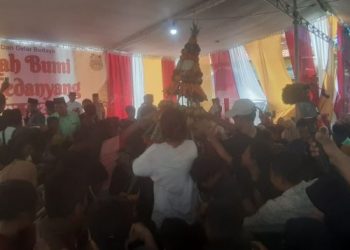 Sedekah Bumi Desa Kedanyang, Warga Berebut Hasil Bumi di Tumpeng Raksasa