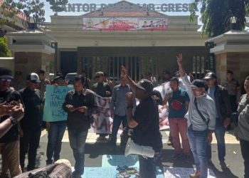 Tolak Revisi RUU Penyiaran, Puluhan Wartawan Gresik Demo ke Kantor Bupati dan DPRD