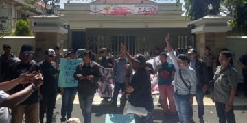 Tolak Revisi RUU Penyiaran, Puluhan Wartawan Gresik Demo ke Kantor Bupati dan DPRD