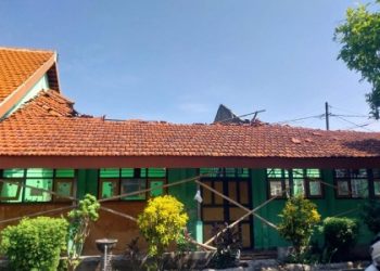 Atap SDN Waruberon Ambruk, Siswa Terpaksa Belajar Di Musholla Dan Perpustakaan