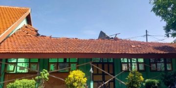Atap SDN Waruberon Ambruk, Siswa Terpaksa Belajar Di Musholla Dan Perpustakaan