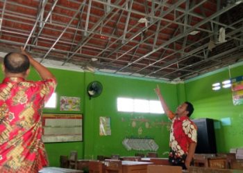 Plafon Ambrol dan Atap Gedung Bergelombang, Proses Belajar Mengajar Siswa SDN Wangkal Dipindahkan Ke Perpustakaan