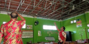 Plafon Ambrol dan Atap Gedung Bergelombang, Proses Belajar Mengajar Siswa SDN Wangkal Dipindahkan Ke Perpustakaan