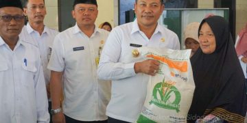 Warga Simogirang Berterima Kasih Pada Plt Bupati Subandi Telah Dibantu Beras 10 Kg  