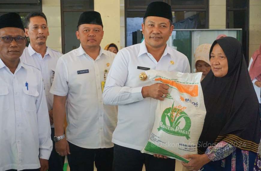 Warga Simogirang Berterima Kasih Pada Plt Bupati Subandi Telah Dibantu Beras 10 Kg