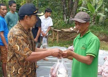 Bersama Donatur, TernakPark Bagikan 369 Kambing untuk Warga Wonosalam