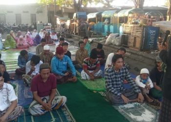 Penuh Haru dan Air Mata, Puluhan Warga Anjal Terminal Gubernur Suryo Sholat Id dan Menyembelih Hewan Kurban Sendiri