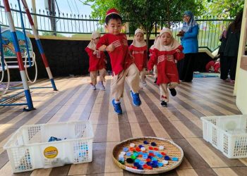 Anak-Anak KB Al Falah Darussalam Waru Dikenalkan Kebersihan Lingkungan