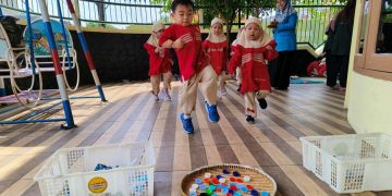 Anak-Anak KB Al Falah Darussalam Waru Dikenalkan Kebersihan Lingkungan