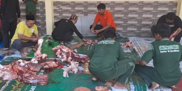 Siswa SMK YPM 8 Sidoarjo Swadaya Sembelih 3 Ekor Sapi Kurban