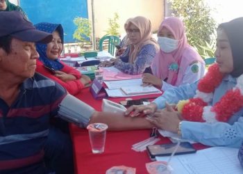 Istri Plt Bupati Sidoarjo dr Sriatun Turun Langsung Cek Kesehatan Warga