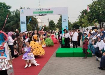 Pecahkan Rekor MURI, DLH Kabupaten Madiun Gelar Peragaan Busana Daur Ulang Sampah Plastik
