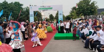 Pecahkan Rekor MURI, DLH Kabupaten Madiun Gelar Peragaan Busana Daur Ulang Sampah Plastik