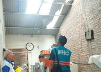 Puting Beliung Terjang Driyorejo, Nurul Hayat Gercep Bantu Perbaikan Rumah Korban