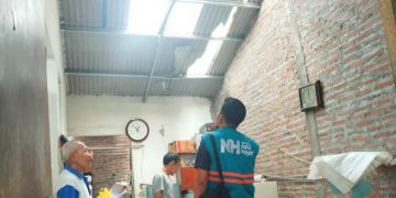 Puting Beliung Terjang Driyorejo, Nurul Hayat Gercep Bantu Perbaikan Rumah Korban