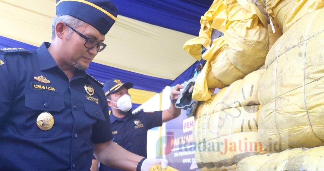 Bea Cukai Tanjung Perak Musnahkan 48 Koli Ballpres Ilegal Impor dari China