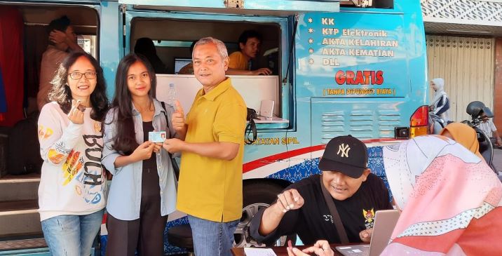Beri Warga Kemudahan, Dukcapil Kota Kediri Gratiskan Perekaman dan Penyerahan KTP-el Pemula di Car Free Day