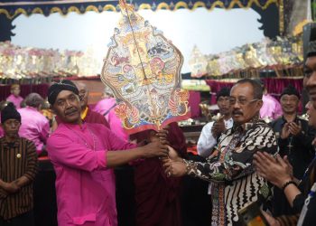 Festival Joko Dolog, Cak Ji Serahkan Gunungan Wayangan dengan Lakon “Semar Mbangun Kayangan”