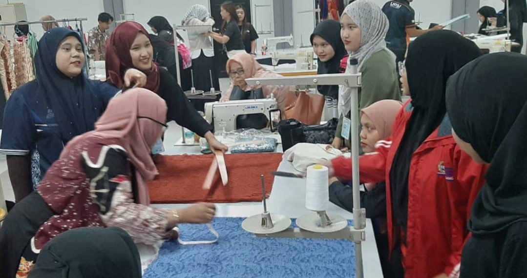 PKM Internasional Digelar Prodi D4 Tata Busana Unesa Hasilkan Outer di Malaysia
