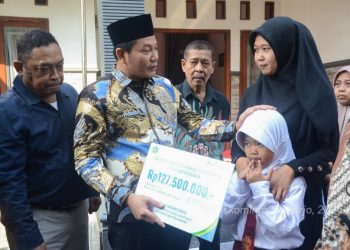 Plt. Bupati Subandi Serahkan Santunan dan Beasiswa Pada Keluarga Almarhum Kasun Simpang