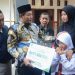 Plt. Bupati Subandi Serahkan Santunan dan Beasiswa Pada Keluarga Almarhum Kasun Simpang