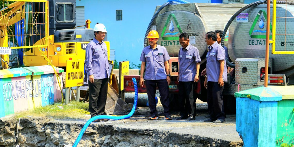 Terjebak Jembatan Ambruk, Truk Tangki PDAM Sidoarjo Justru Bantu Salurkan Air Bersih