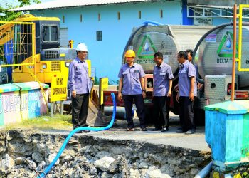 Terjebak Jembatan Ambruk, Truk Tangki PDAM Sidoarjo Justru Bantu Salurkan Air Bersih