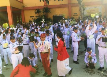 SMP Sepuluh Nopember Edukasi Siswanya Bertanam Melalui Gerakan Go Green