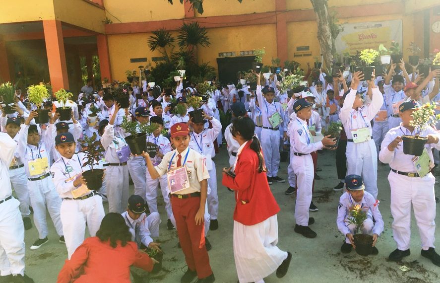 SMP Sepuluh Nopember Edukasi Siswanya Bertanam Melalui Gerakan Go Green