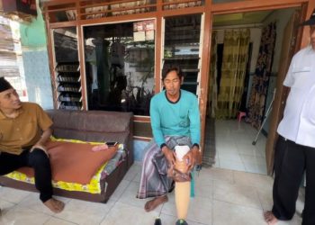 BAZNAS Sidoarjo Beri Bantuan Kaki Palsu Pada Penjual Pentol, Agus Sugiarto