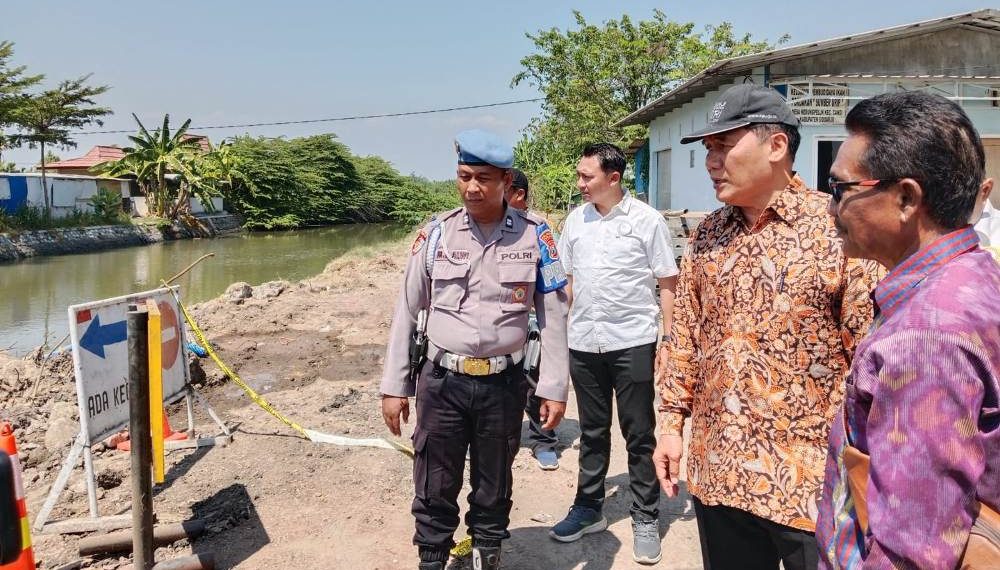 Tinjau Jembatan Ambruk, Bambang Haryo Bantu Rp 10 Juta dan Air Bersih 10 Truk Tangki