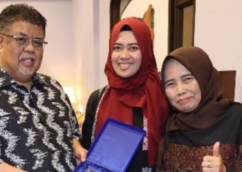 Ketua Menteri Melaka Malaysia Juga Berkunjung ke Stan SMK Negeri 1 Buduran