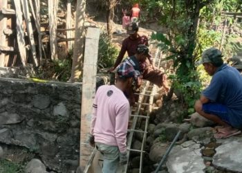 Perbaiki Drinase, Pemdes Pajaran Madiun Terus Tingkatkn Pembangun Desa