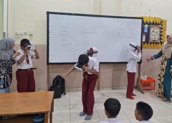 Tim Riset Umsida dan UTAR Malaysia Lakukan Pembelajaran Berbasis VR di SD Muhammadiyah Kreatif Bangil
