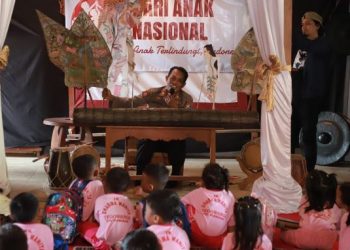 Peringati HAN, Kapolsek Plemahan Kediri Pentaskan Wayang untuk Anak-anak