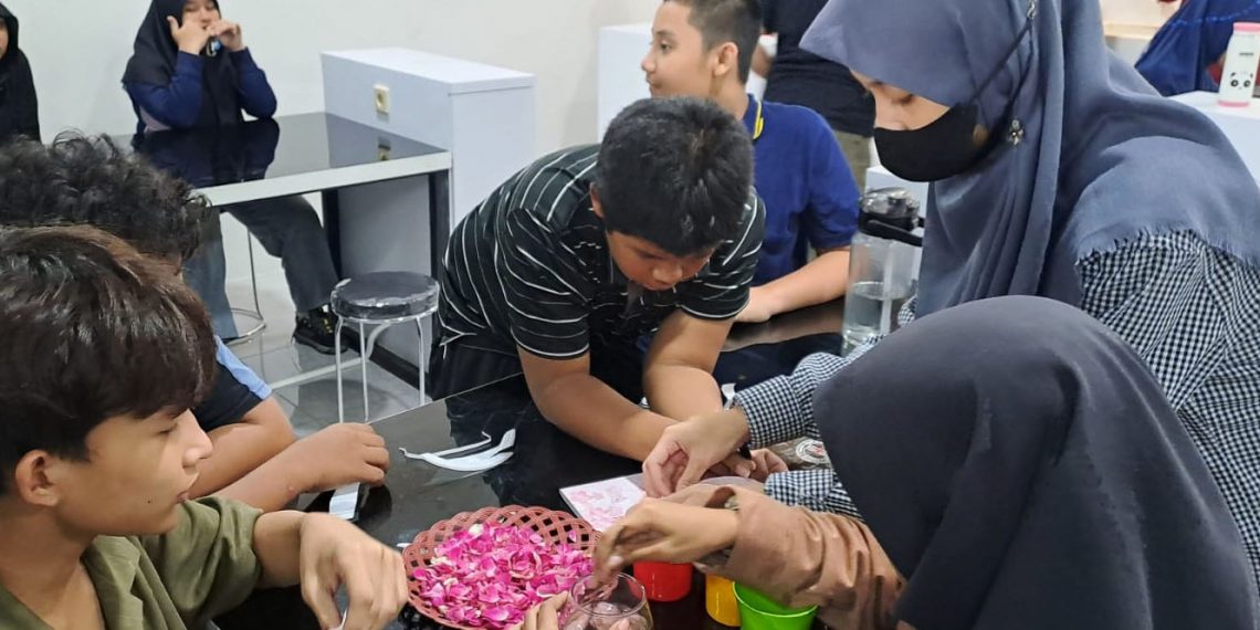 Menanam Mawar, Memetik Ilmu