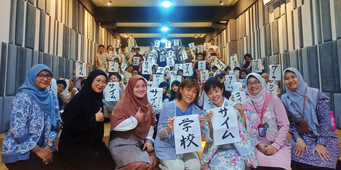 Sensei Jepang Ajari Menulis Katakana