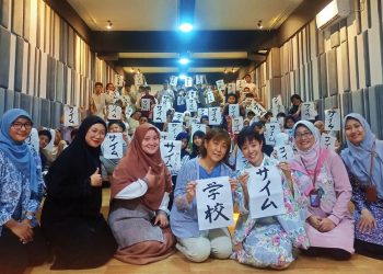 Sensei Jepang Ajari Menulis Katakana