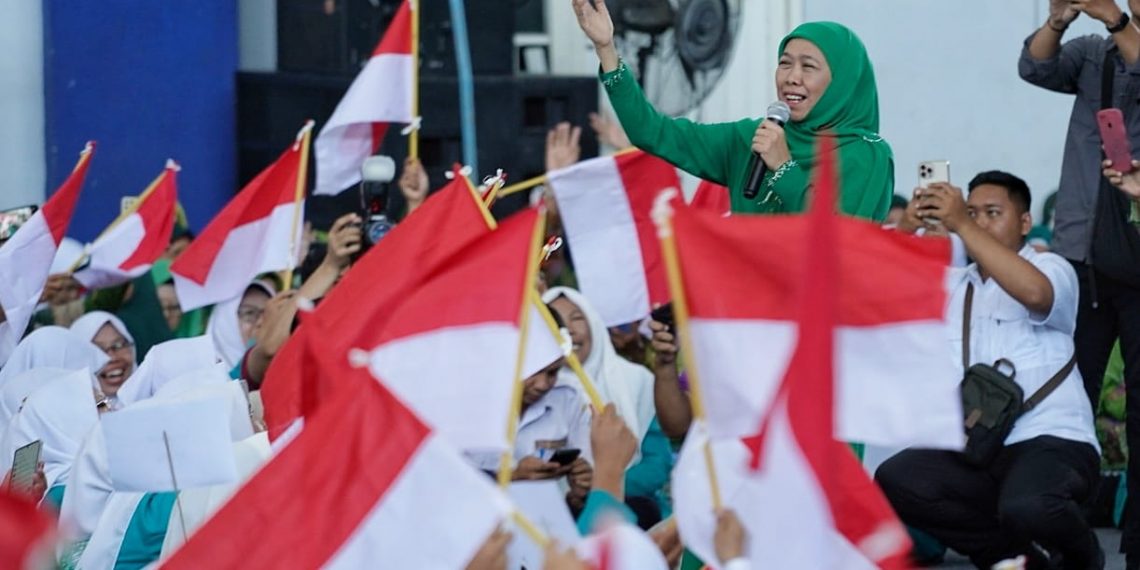 Khofifah Bersama Ribuan Kader Muslimat NU Kibarkan Merah Putih Sambut Bulan Kemerdekaan