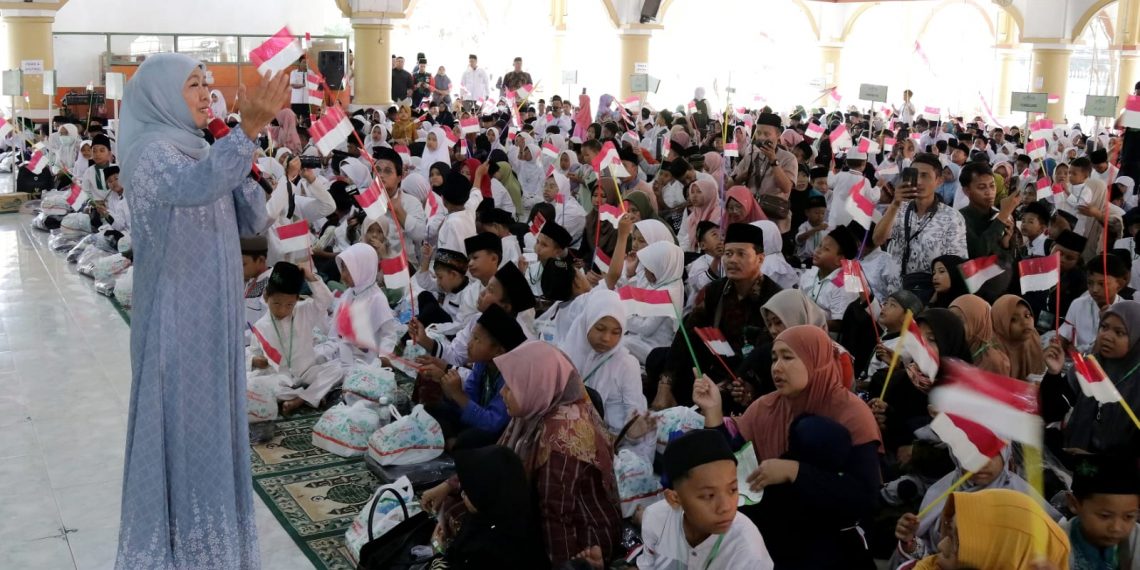 Tanamkan Nasionalisme, Khofifah Ajak Anak-anak Cinta Negeri, Cinta Rasulullah SAW