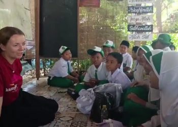 Siswa MI Ma’arif Pagerwojo Diberikan Pembelajaran Bahasa Inggris Langsung di Kampoeng Sinaoe